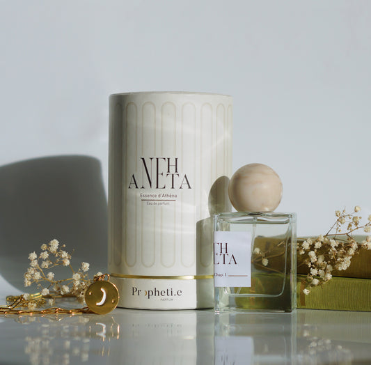 Coffret Anehta avec le parfum à côté avec des livres et quelques fleurs séchées + le bijou face Lune - Vue de face