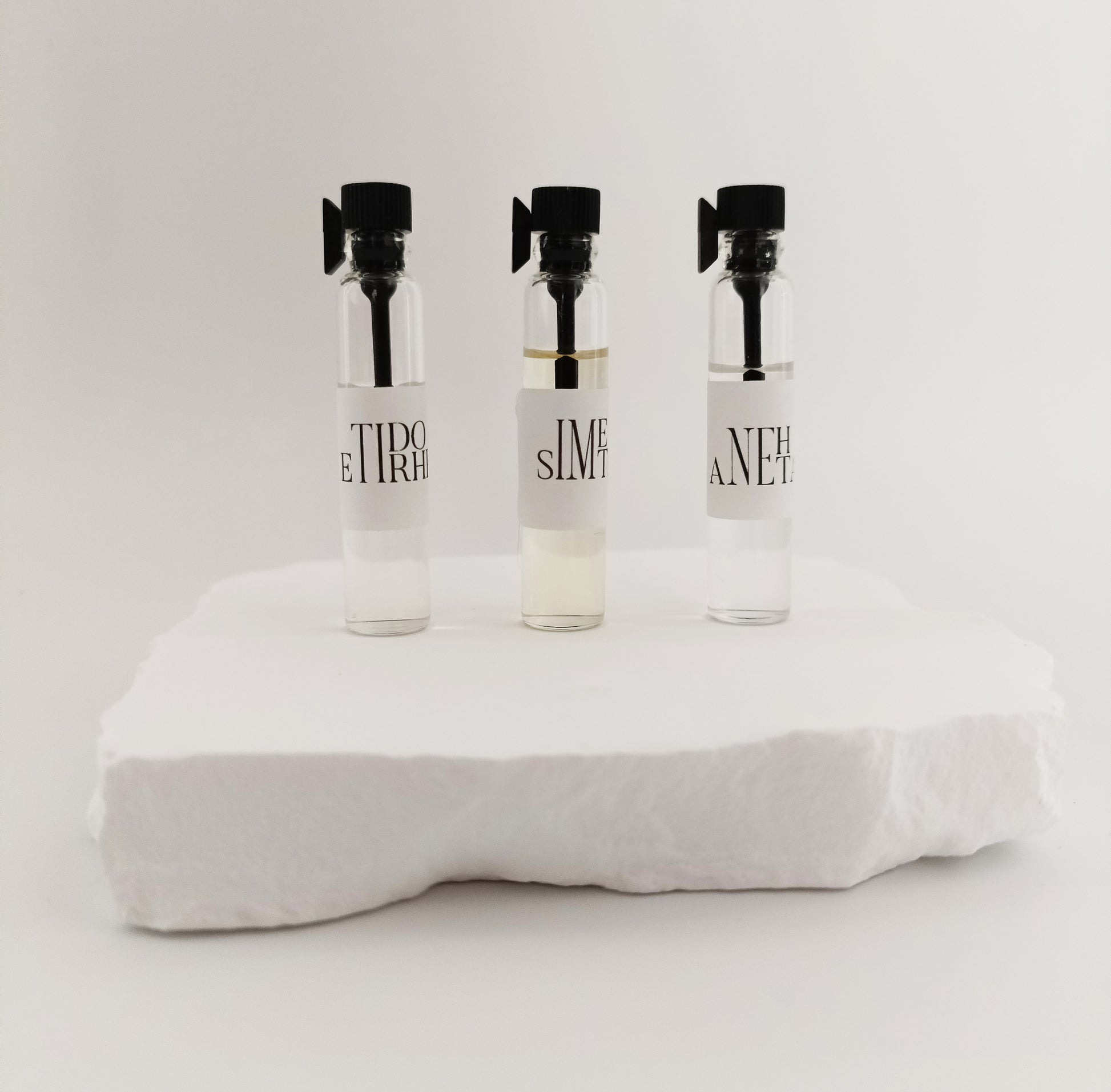 3 Échantillons de parfum 2ml Propheti.e debouts sur une pierre : SIMETRA, ANEHTA et ETIDORHPA