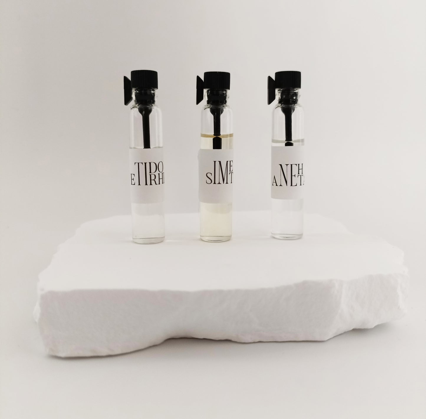 3 Échantillons de parfum 2ml Propheti.e debouts sur une pierre : SIMETRA, ANEHTA et ETIDORHPA