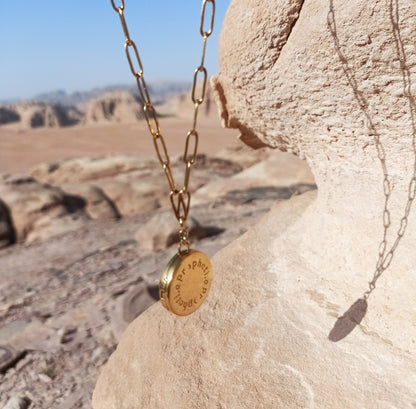 Le bijou Lune Propheti.e côté Propheti.e suspendu avec en fond le desert.