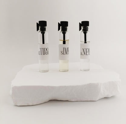 3 Échantillons de parfum 2ml Propheti.e debouts sur une pierre : SIMETRA, ANEHTA et ETIDORHPA