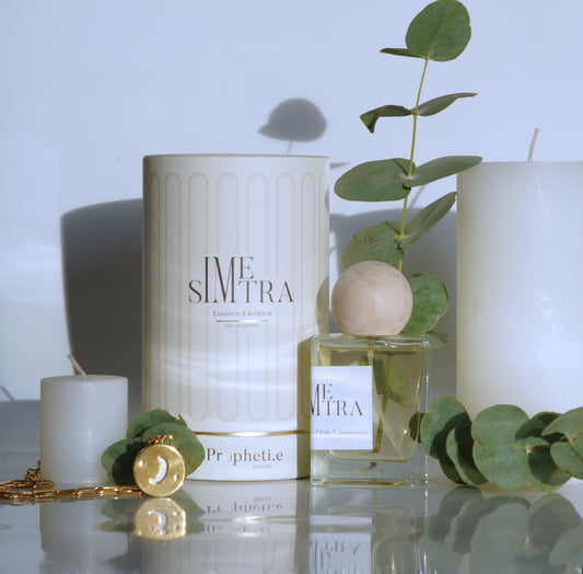 Coffret Simetra avec le parfum à côté avec des branches d'eucalyptus et bougies + le bijou face Lune - Vue de face